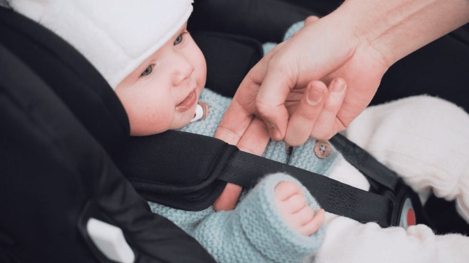 Pourquoi est-il dangereux de garder une veste d'hiver dans le siège d'auto  ? - BABYmatters