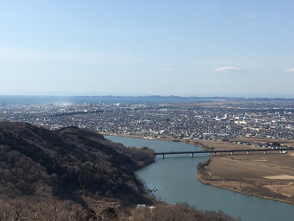 市街地と蛇行する旧北上川。