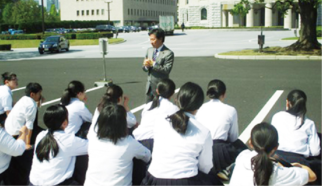 国会見学に訪れる地元中学生