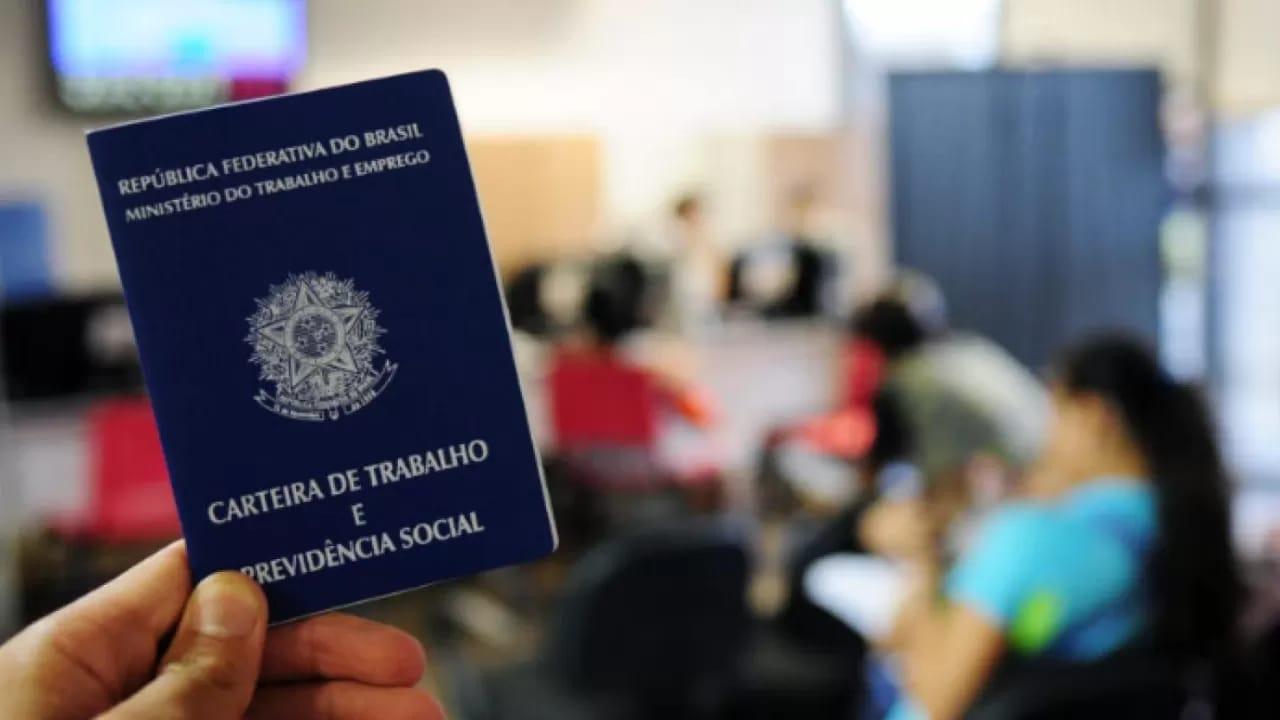 Mercado de trabalho em Araxá: Sine anuncia centenas de vagas enquanto programas tecnológicos formam jovens
