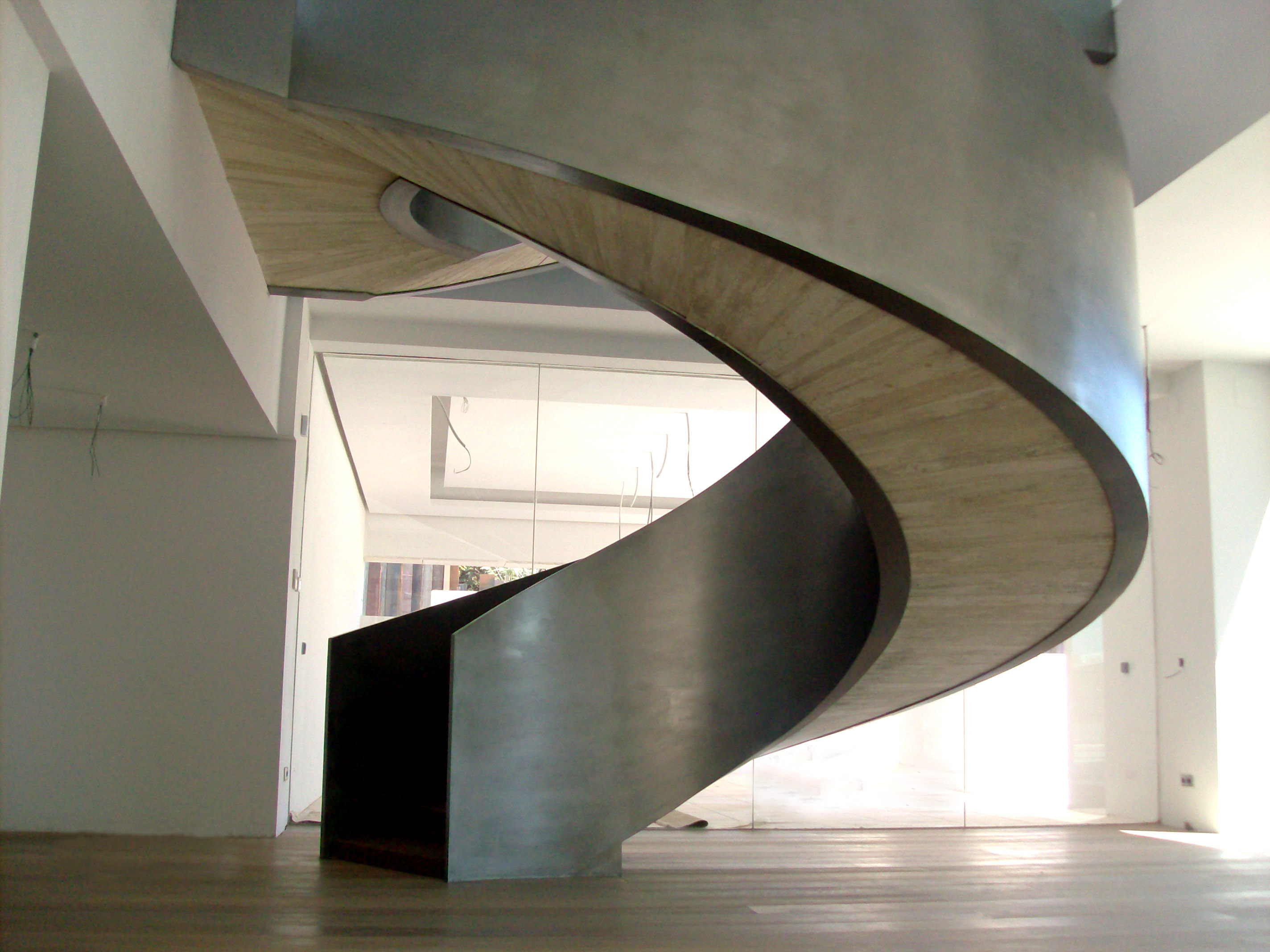 Escalera helicoidal en chapa y madera