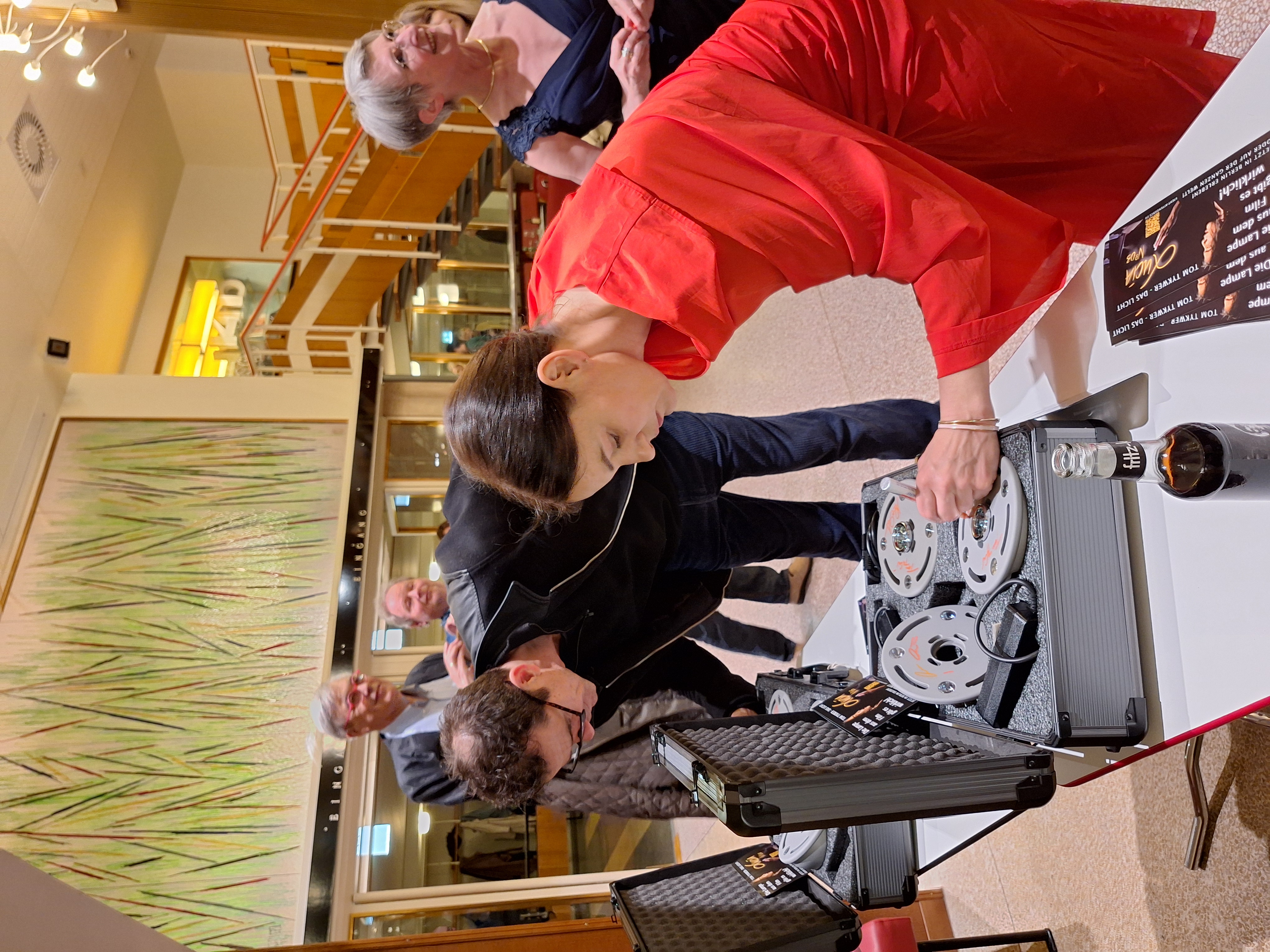 Tom Tykwer (Filmemacher) u Nicole Krebitz (Hauptdarstellerin) beim Signieren der Lampen,  welche im Kinofilm "DAS LICHT" verwendet wurden, Gartenbaukino Wien 03.2025