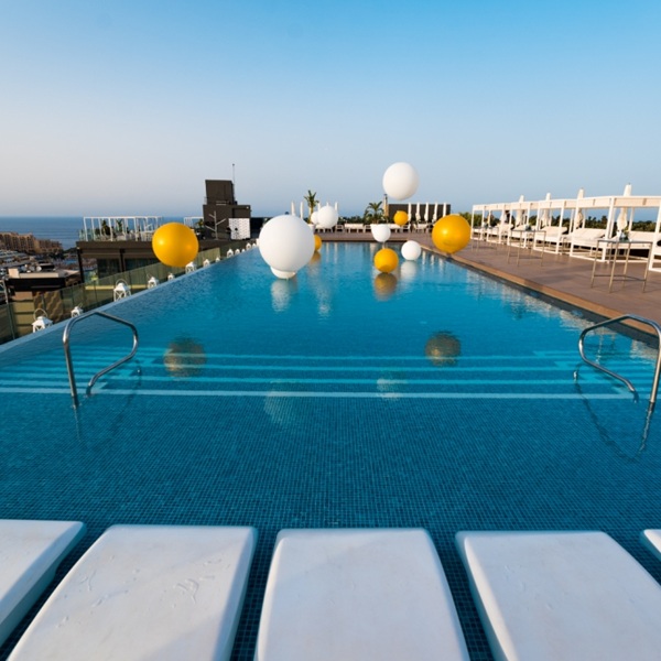 Session location SKYBEACH rooftop bar and pool