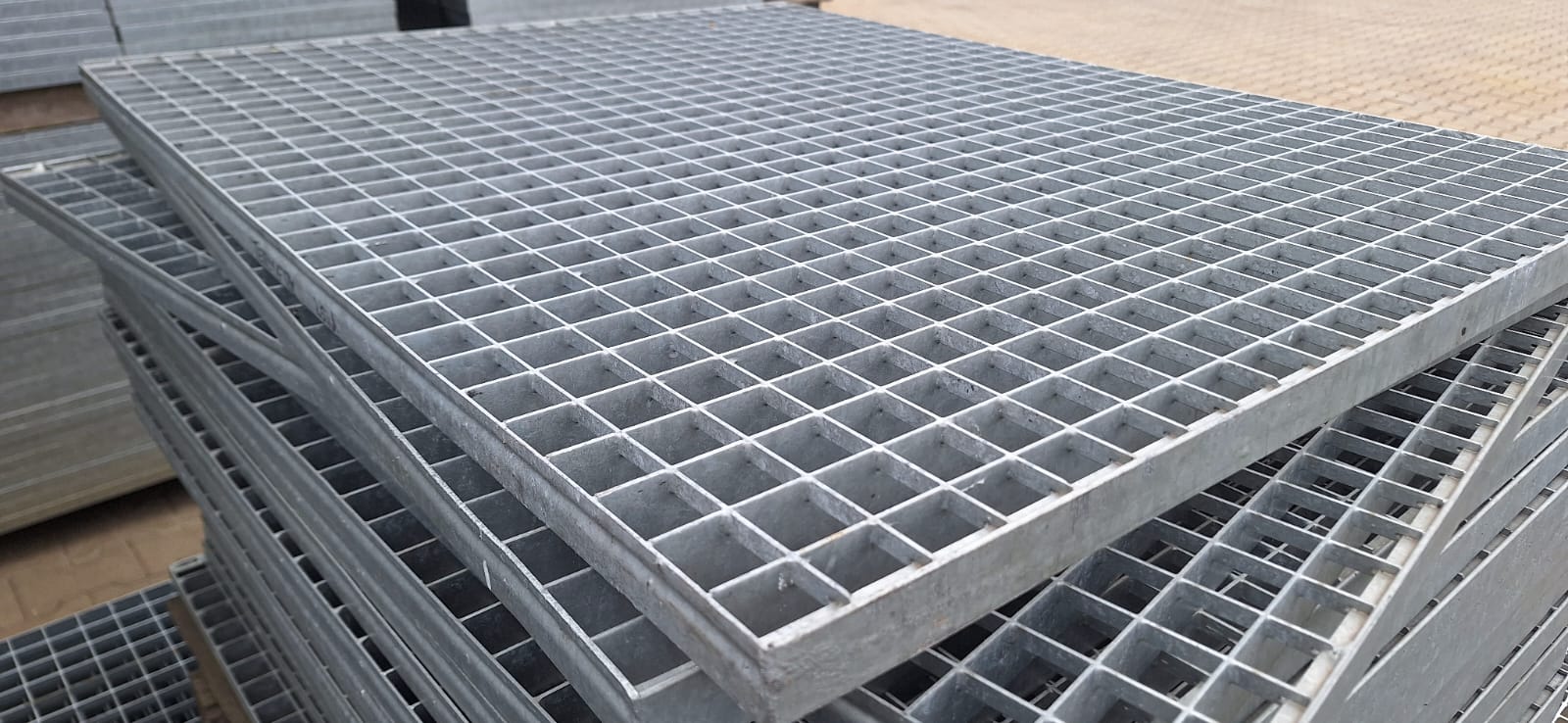 press-locked gratings (T-frame)