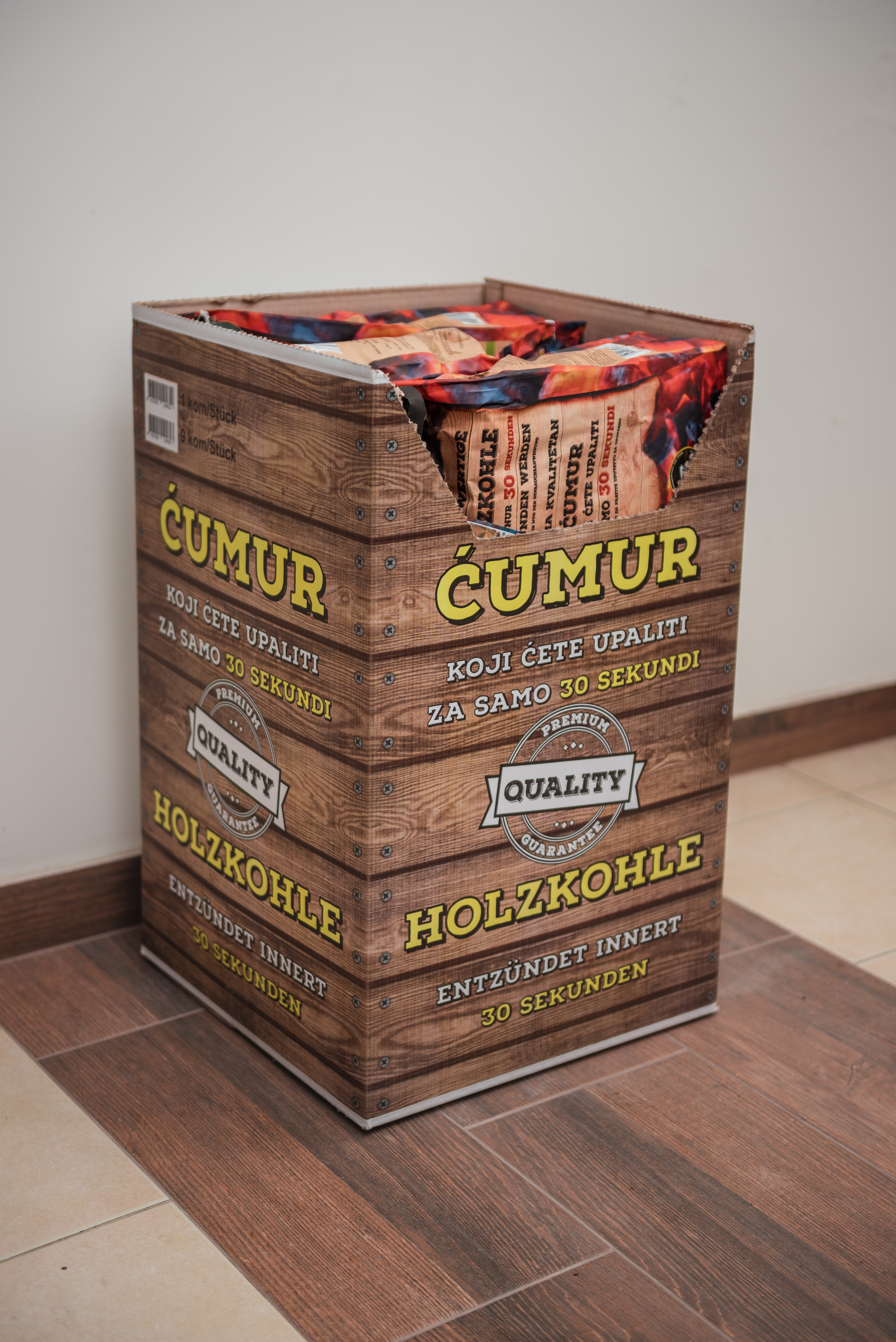 Kutija je sa gornje strane perforirana