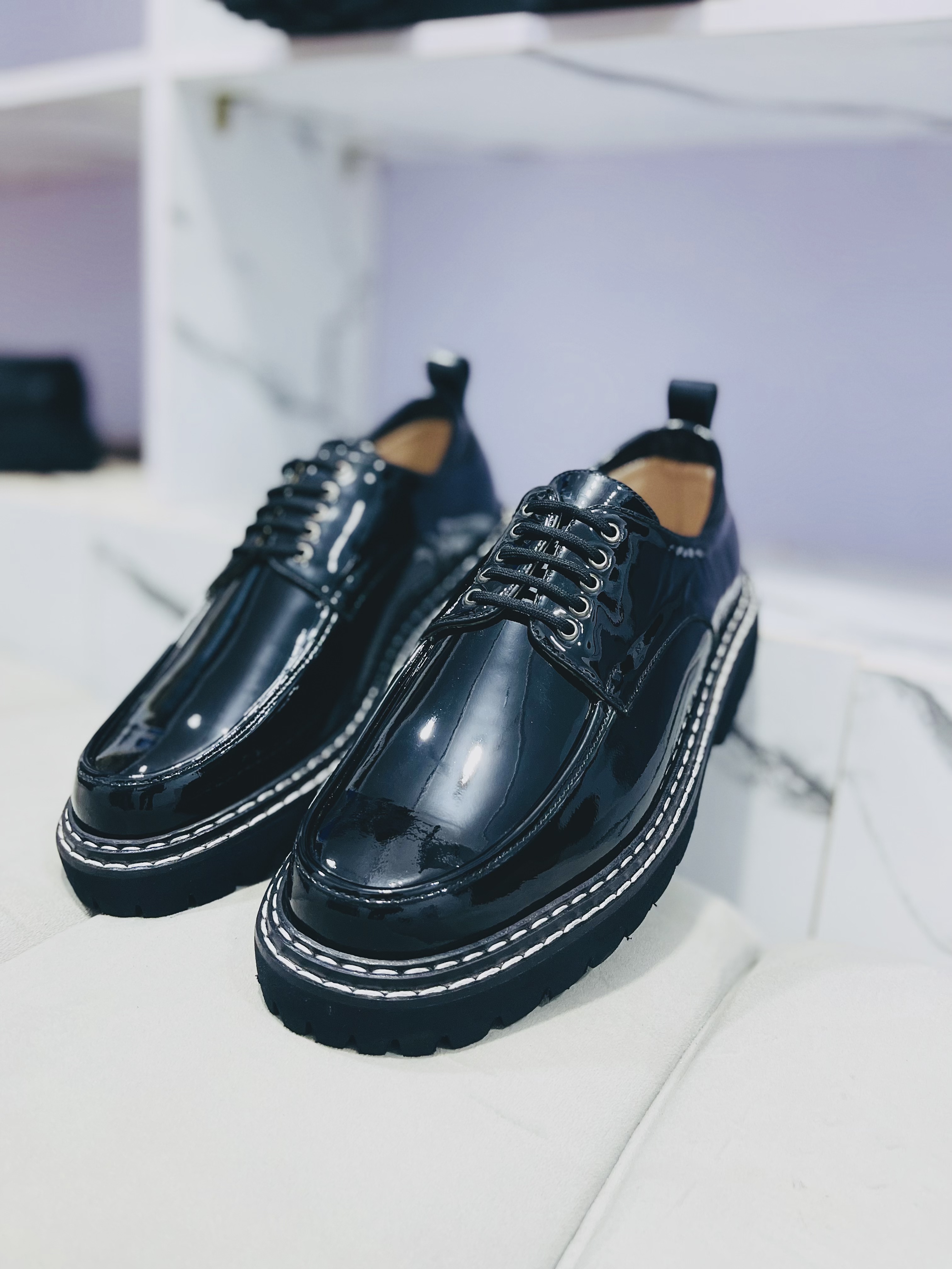 Patent leather, squared derby