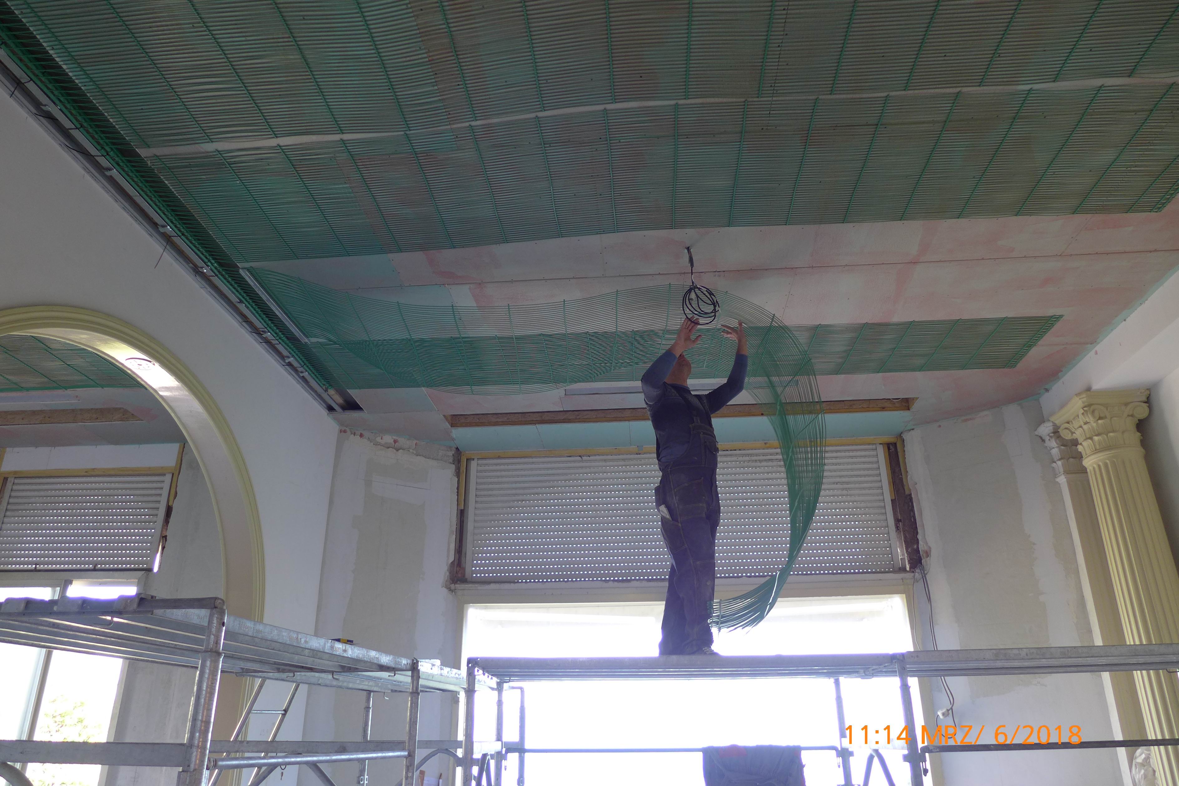 Installation of capillary heat exchangers under plaster