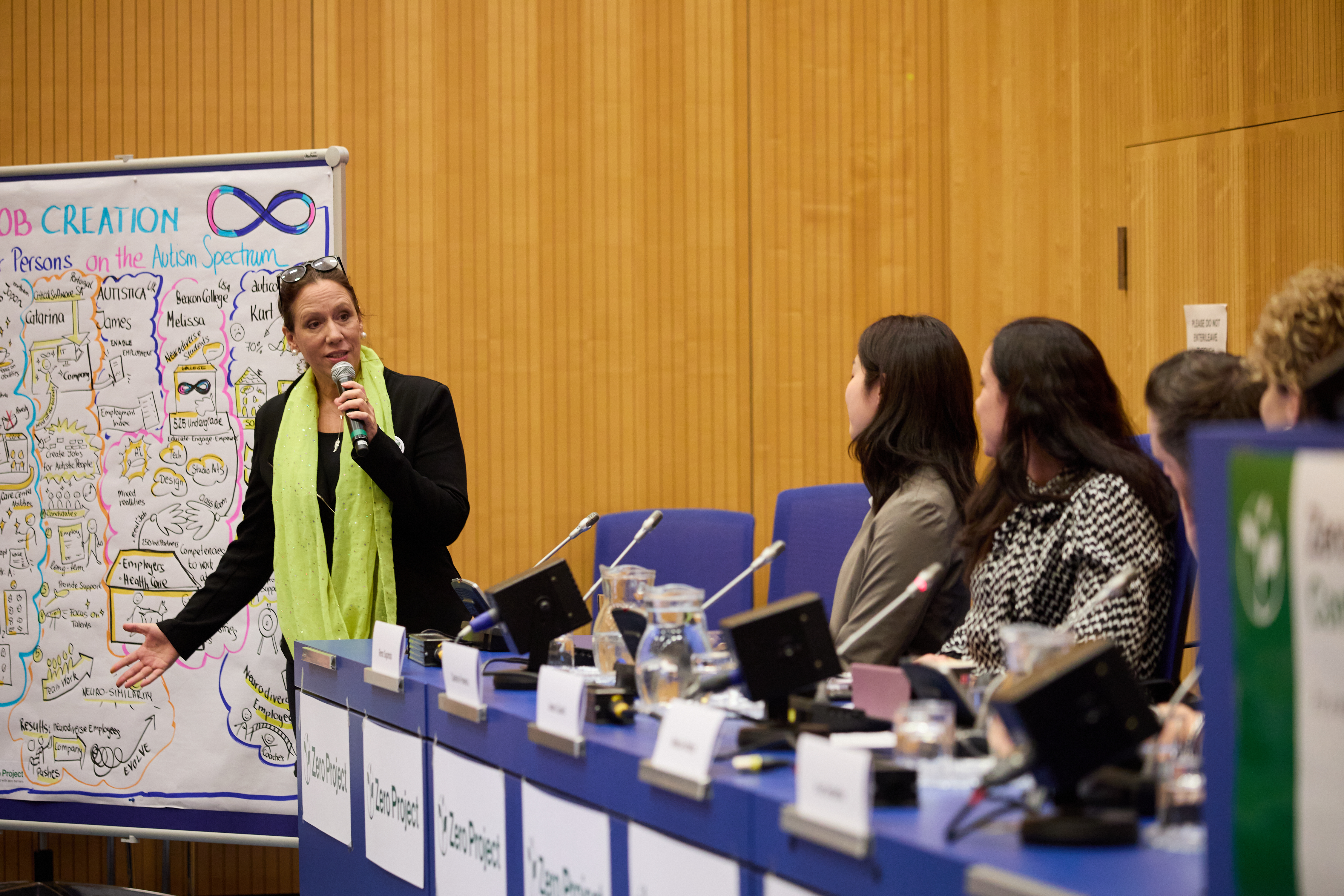 A photo showing Petra Plicka summarising a session with the help of graphic facilitation