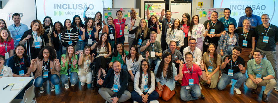 A portable mounting device and an AI app allow users to easily capture physical documents.