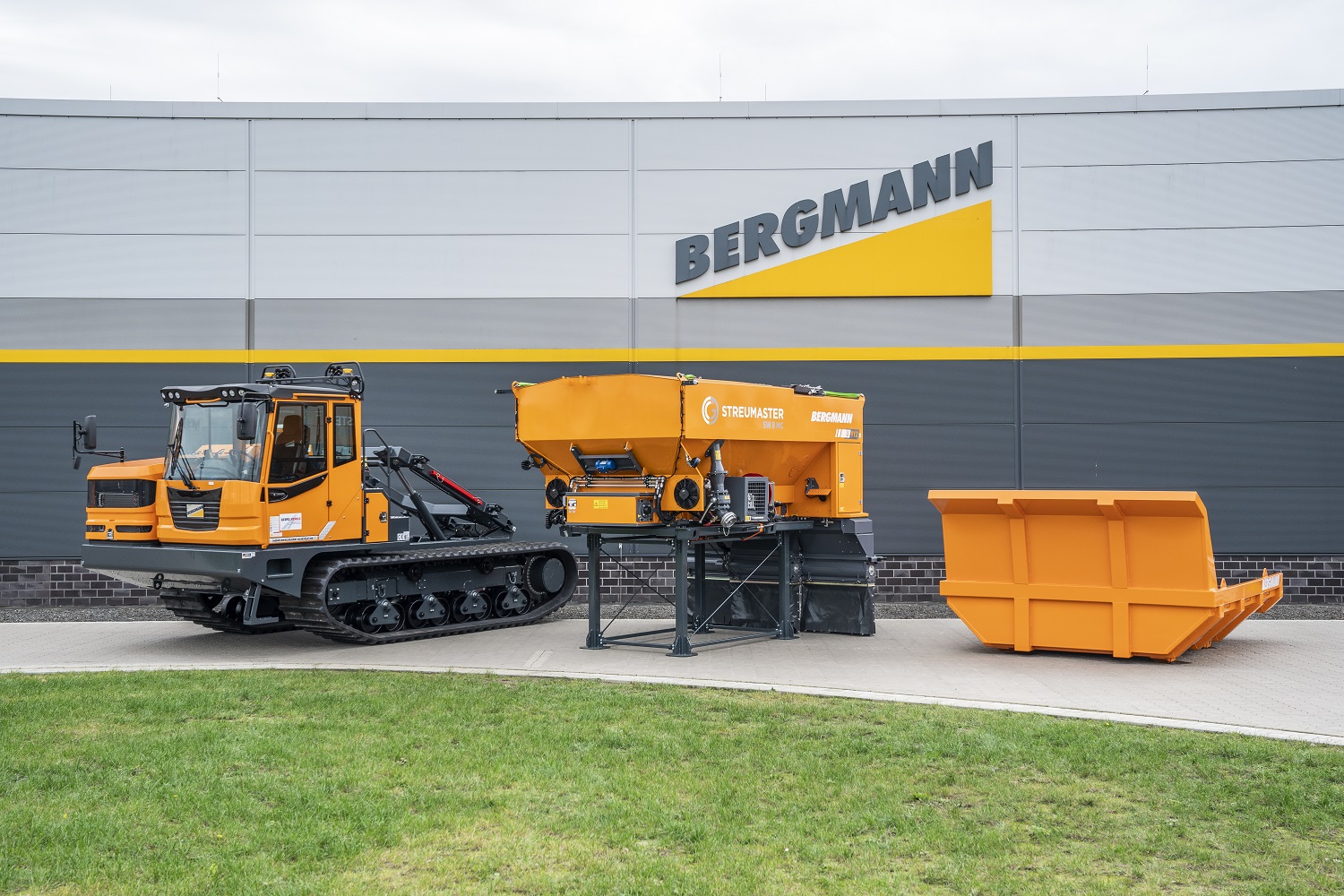 Quick change solutions on a tracked dumper