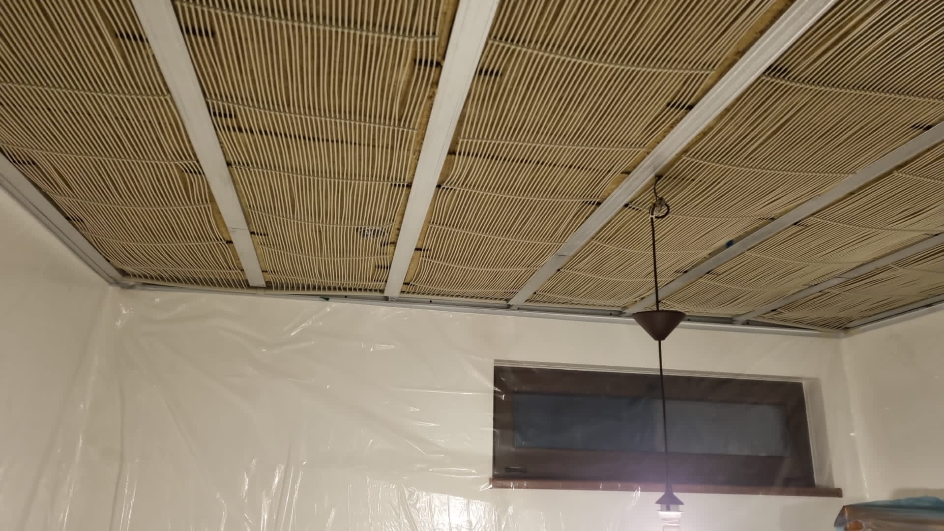 Installation under plasterboard