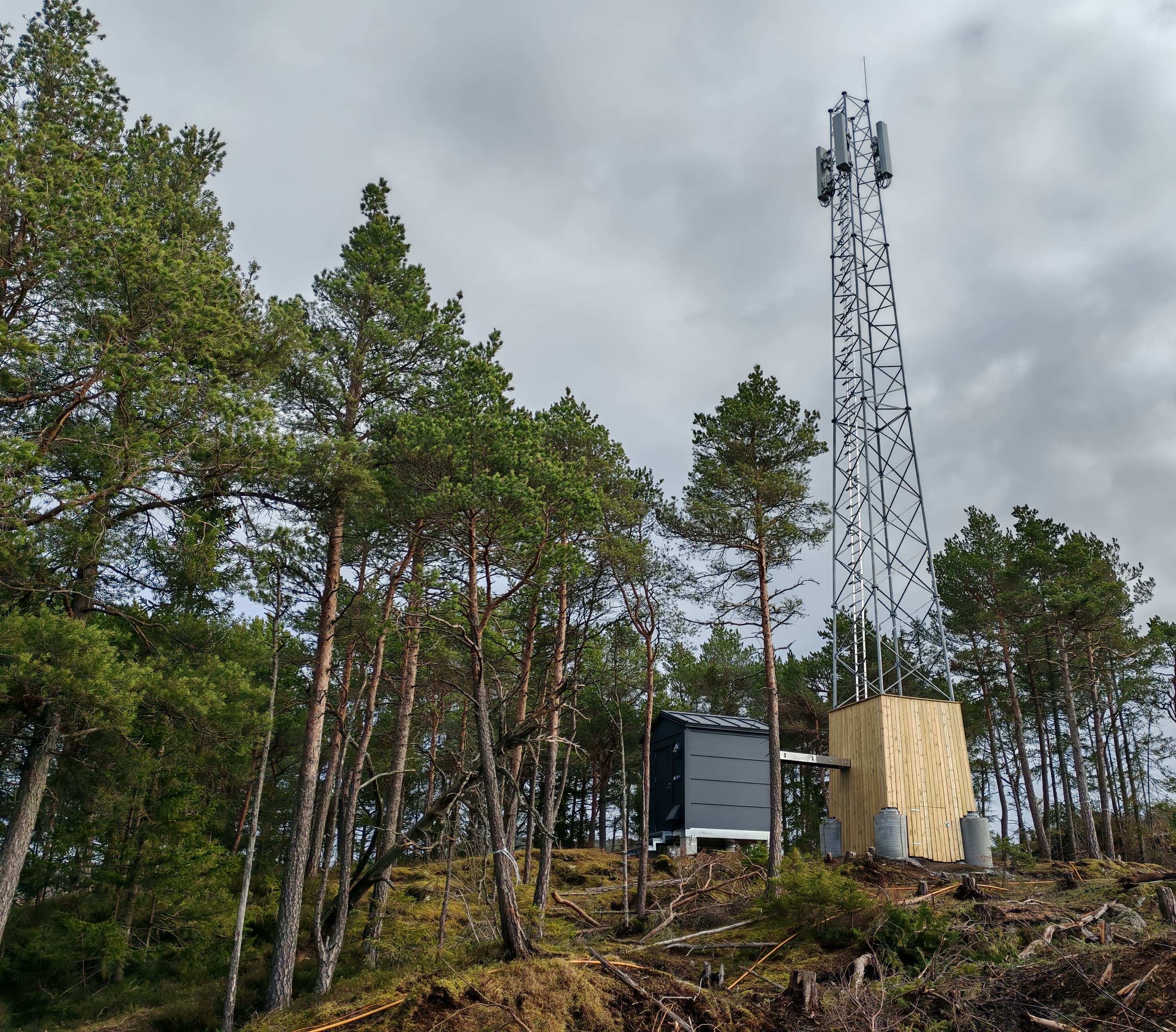 Telco shelter for 5G mast