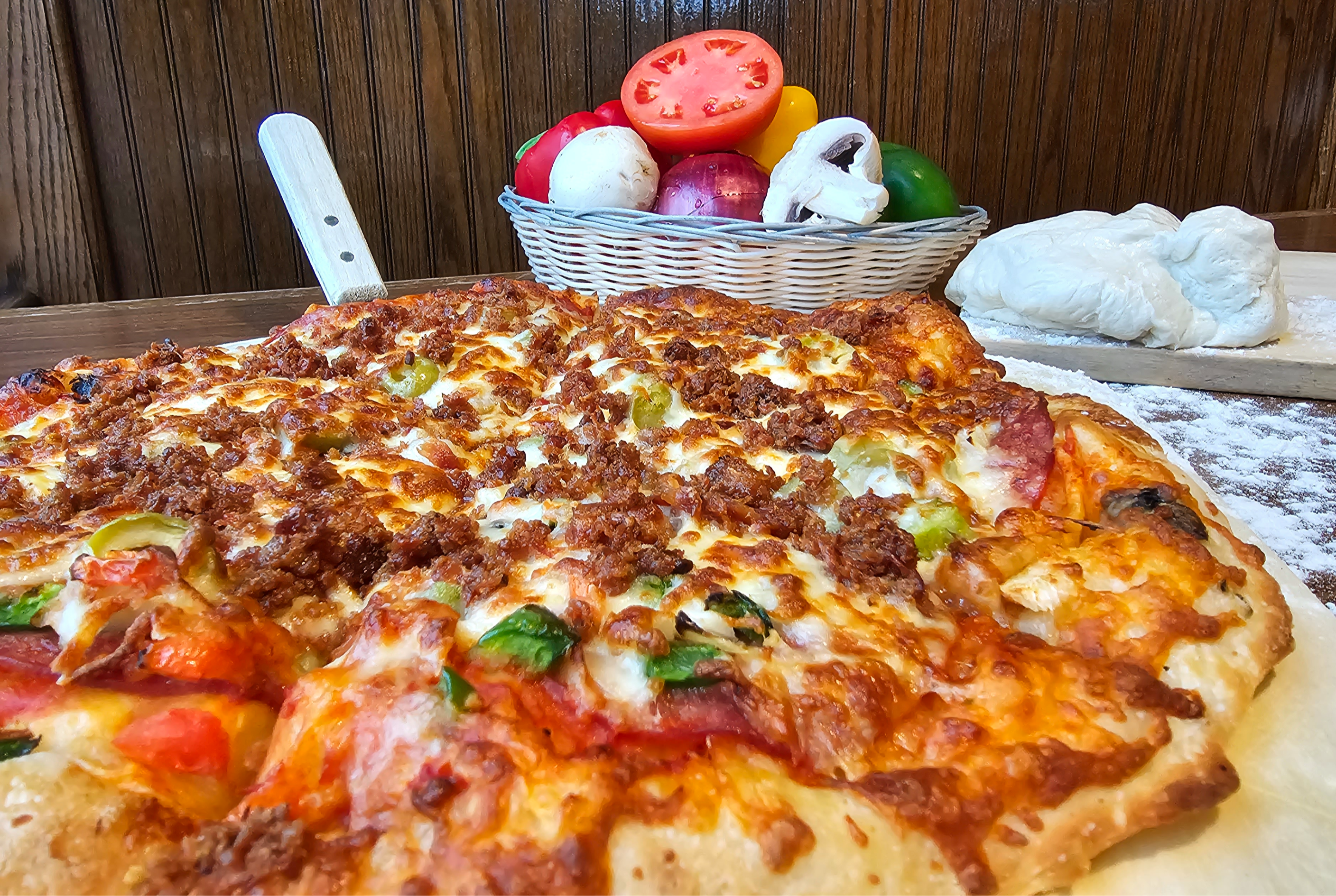 Hard Stones Grill Tree Carne Pizza