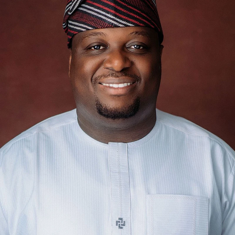 Babatunde Headshot 1