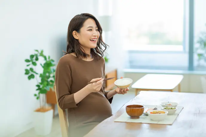 栄養バランスのとれた食事をする妊婦