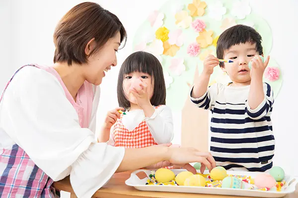 遊びながら学習をする子ども