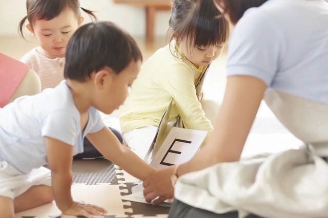 英語カードで遊ぶ子ども