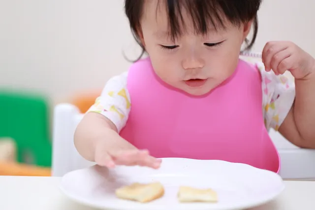 手づかみ食べする女の子