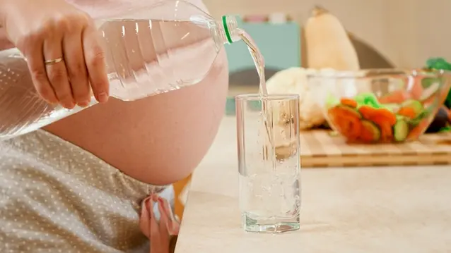 水分補給する妊婦さん