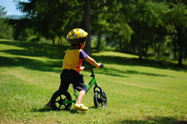 公園でストライダーに乗る男の子