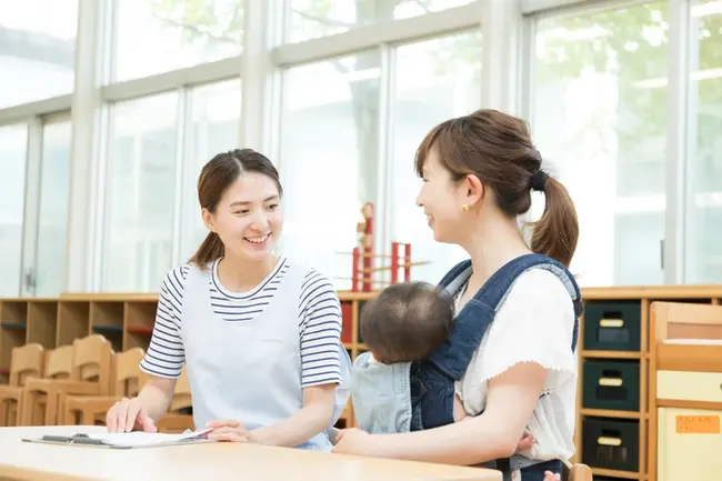 保育士と面談をする保護者