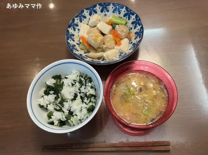 生姜香る鶏団子と豆腐の野菜とろみ煮　あら汁　わかめごはん