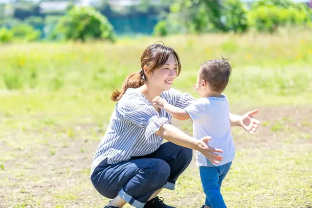 公園で遊ぶ親子