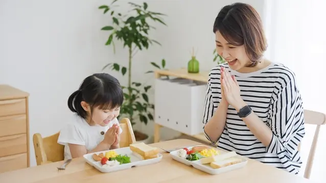 家族　笑顔　食卓