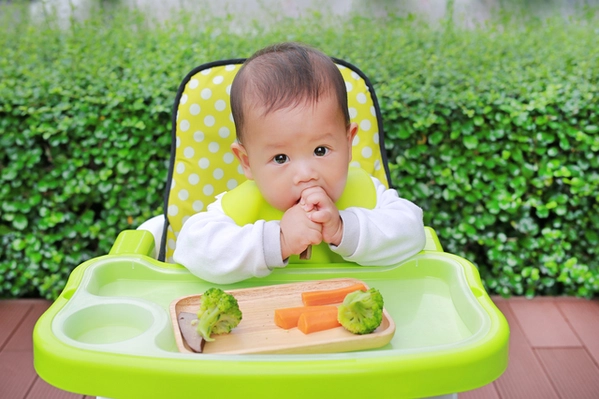 英国式BLWで手づかみ食べをしている赤ちゃん