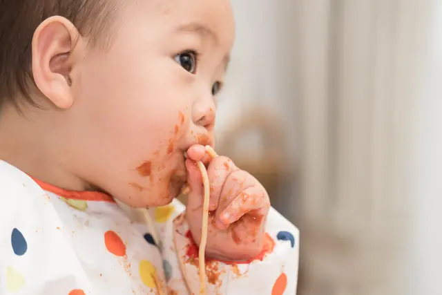 BLW手づかみ食べをする赤ちゃん