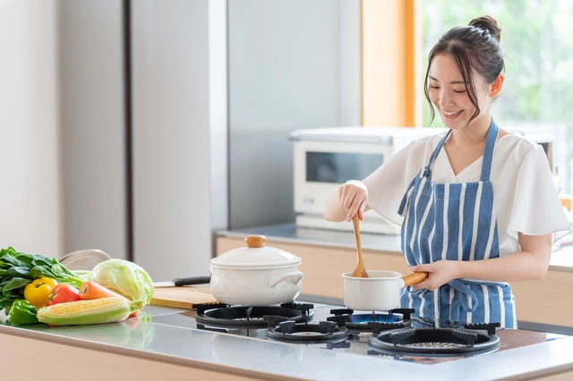 料理する女性