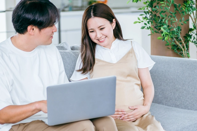 パソコンで調べる夫婦