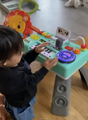 知育玩具で遊ぶ１歳児