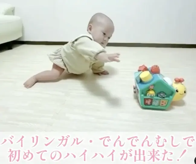 バイリンガルでんでんむしで遊ぶ赤ちゃん