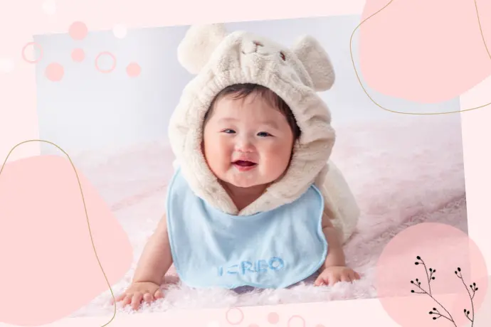 プレゼントキャンペーンの熊の着ぐるみを着ている赤ちゃん
