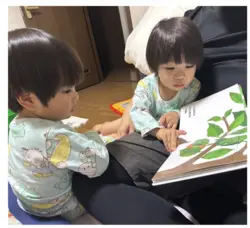 ２歳双子読み聞かせの様子