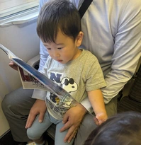 ２歳電車で移動中の読み聞かせ