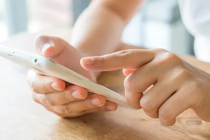 スマートフォンで応募フォームに入力する様子