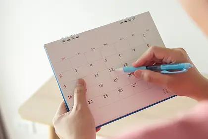 カレンダーで日程を調整する様子