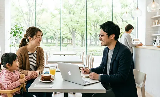 カフェで親子に取材している様子