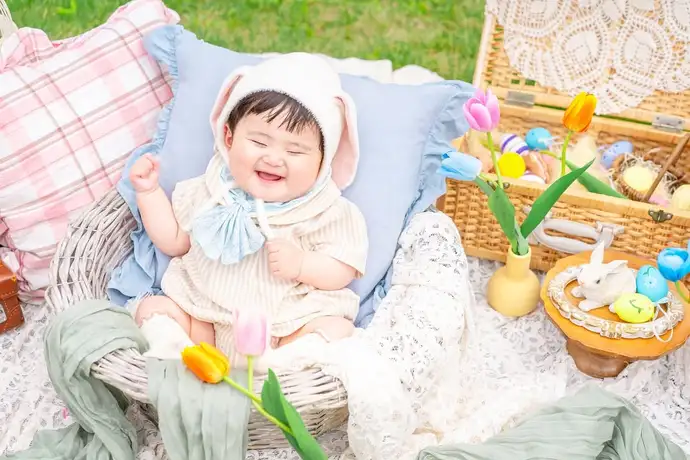 ピクニックで微笑む赤ちゃん