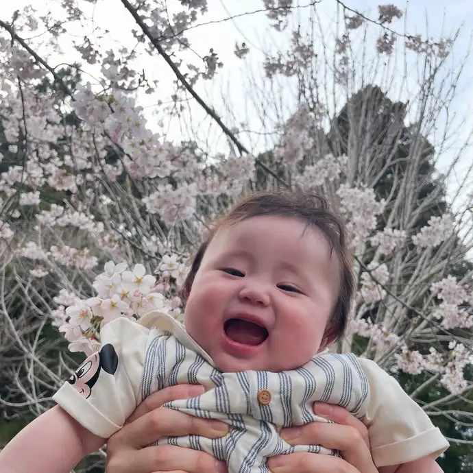 桜と笑顔の赤ちゃん