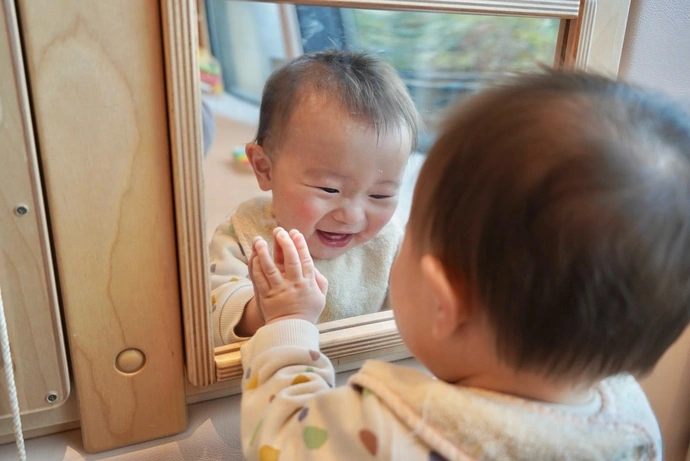 鏡に映る赤ちゃん
