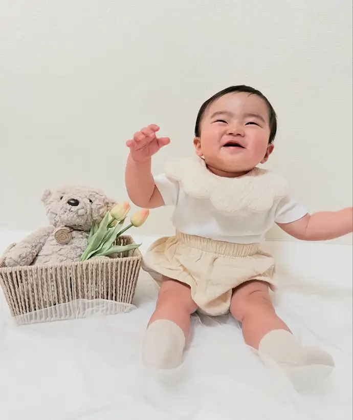 くまのぬいぐるみと赤ちゃん
