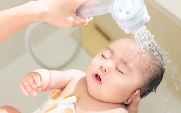 頭を洗う赤ちゃん