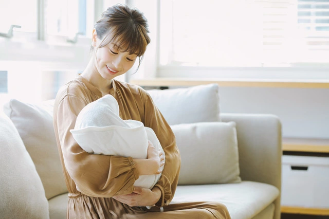 赤ちゃんを抱っこする女性