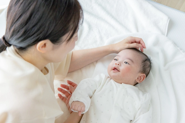 赤ちゃんの様子をみるママ