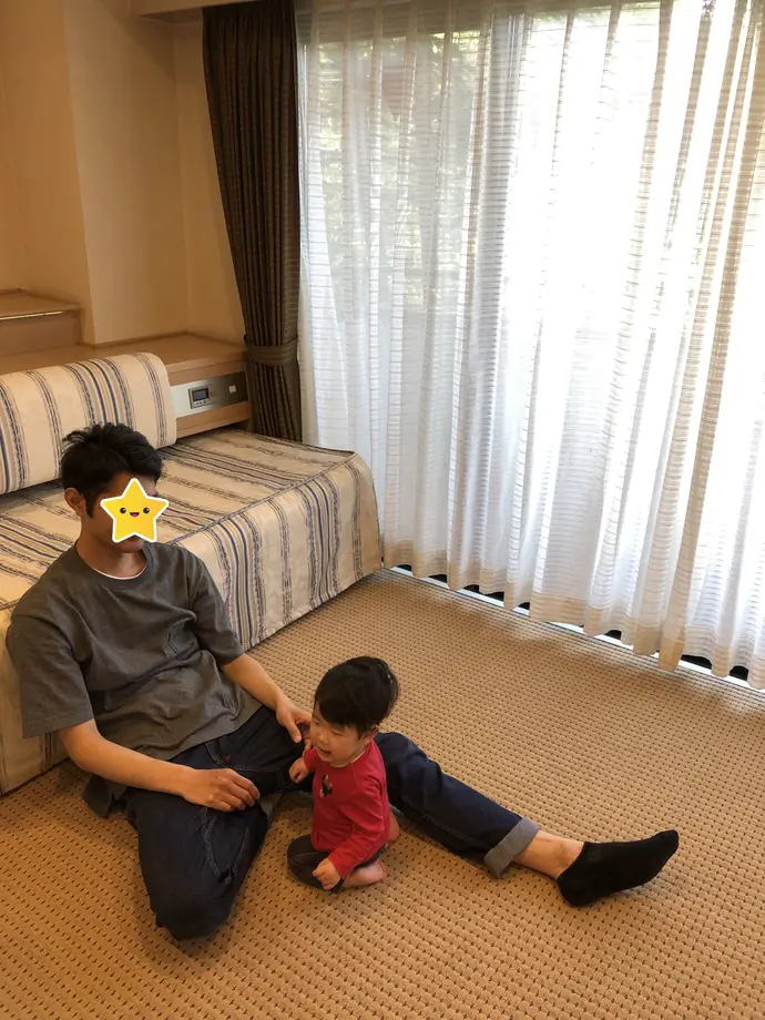 ホテルサイプレス　軽井沢　部屋でくつろぐパパと子ども