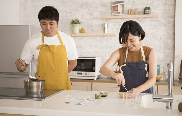 夫婦で料理をする