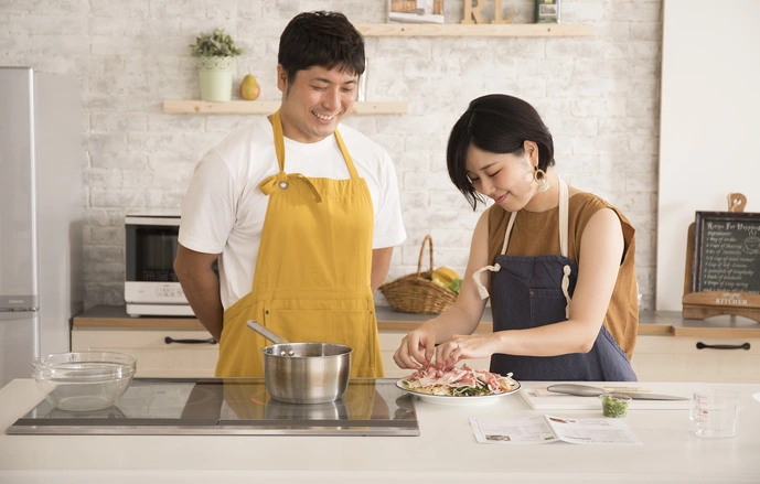 奥さんが料理のお手本を見せます